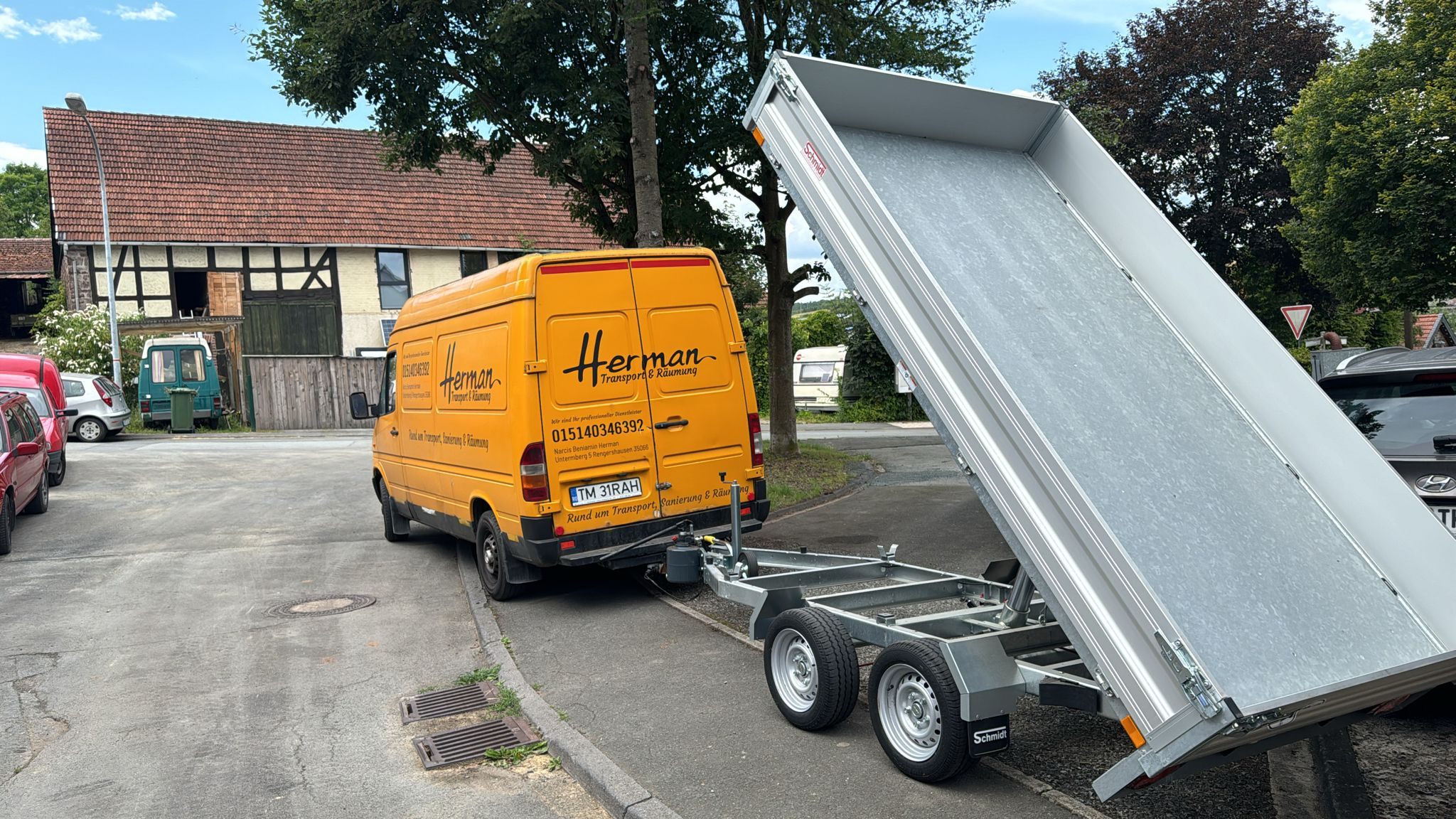 Herman Räumung Transporter mit Kipper im Einsatz